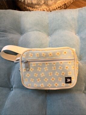 Threads Pastel Blue Crossbody Belt Bag w/ daisy floral print | great condition!